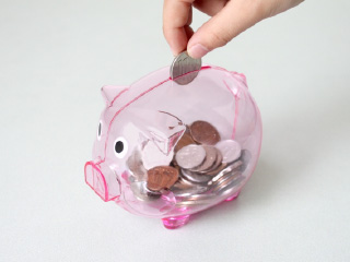 ブタの貯金箱でお小遣いを貯める